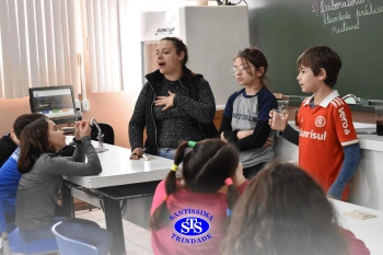 Alunos fazem atividade prática para estudar as misturas | 4º ano
