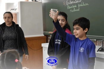 Alunos fazem atividade prática para estudar as misturas | 4º ano
