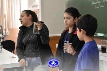 Alunos fazem atividade prática para estudar as misturas | 4º ano