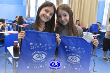 Entrega de presentes aos alunos marca aniversário do Colégio