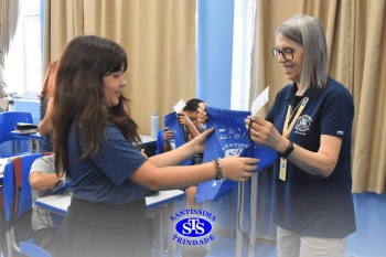 Entrega de presentes aos alunos marca aniversário do Colégio