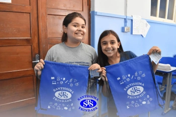 Entrega de presentes aos alunos marca aniversário do Colégio