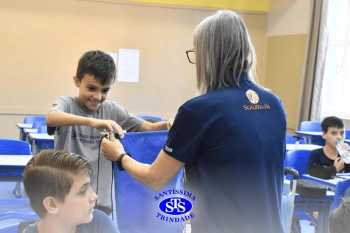 Entrega de presentes aos alunos marca aniversário do Colégio