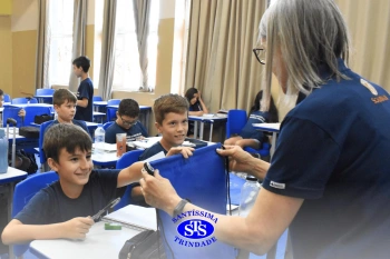 Entrega de presentes aos alunos marca aniversário do Colégio