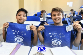Entrega de presentes aos alunos marca aniversário do Colégio