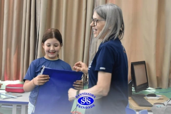 Entrega de presentes aos alunos marca aniversário do Colégio