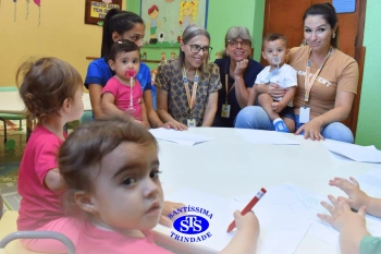 Entrega de presentes aos alunos marca aniversário do Colégio