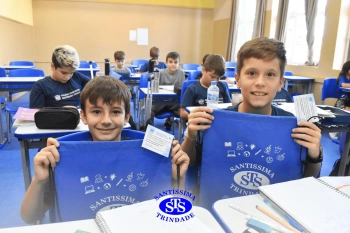 Entrega de presentes aos alunos marca aniversário do Colégio