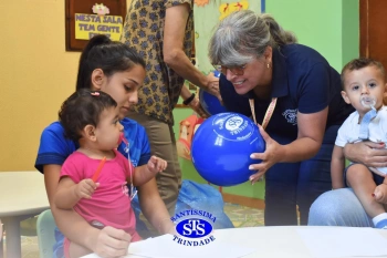 Entrega de presentes aos alunos marca aniversário do Colégio