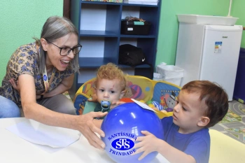 Entrega de presentes aos alunos marca aniversário do Colégio