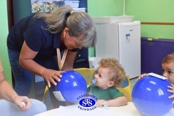 Entrega de presentes aos alunos marca aniversário do Colégio