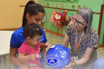 Entrega de presentes aos alunos marca aniversário do Colégio