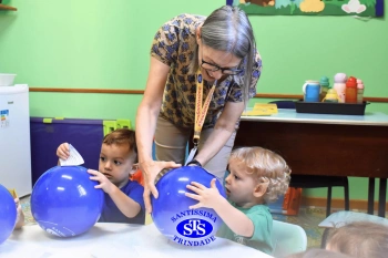 Entrega de presentes aos alunos marca aniversário do Colégio