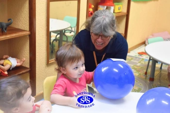 Entrega de presentes aos alunos marca aniversário do Colégio