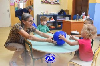 Entrega de presentes aos alunos marca aniversário do Colégio