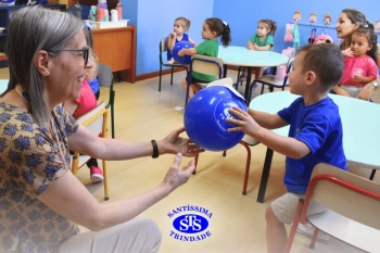 Entrega de presentes aos alunos marca aniversário do Colégio