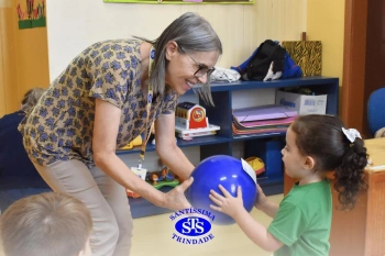 Entrega de presentes aos alunos marca aniversário do Colégio