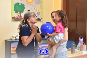 Entrega de presentes aos alunos marca aniversário do Colégio