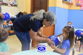 Entrega de presentes aos alunos marca aniversário do Colégio