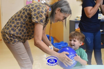 Entrega de presentes aos alunos marca aniversário do Colégio