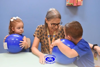 Entrega de presentes aos alunos marca aniversário do Colégio