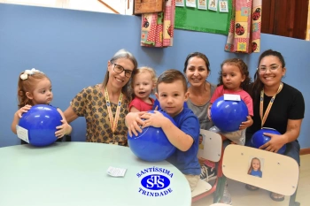 Entrega de presentes aos alunos marca aniversário do Colégio
