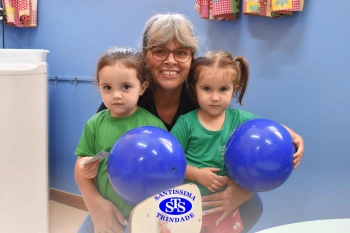 Entrega de presentes aos alunos marca aniversário do Colégio