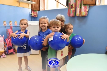 Entrega de presentes aos alunos marca aniversário do Colégio