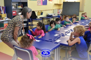 Entrega de presentes aos alunos marca aniversário do Colégio