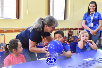 Entrega de presentes aos alunos marca aniversário do Colégio