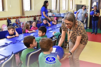 Entrega de presentes aos alunos marca aniversário do Colégio