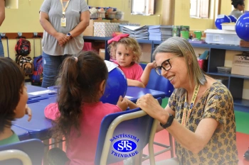Entrega de presentes aos alunos marca aniversário do Colégio
