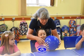 Entrega de presentes aos alunos marca aniversário do Colégio