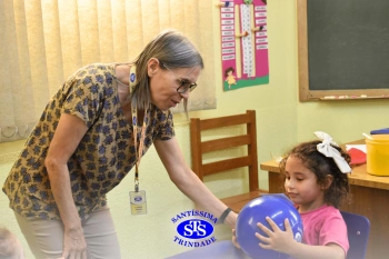 Entrega de presentes aos alunos marca aniversário do Colégio