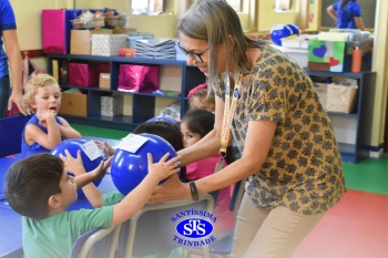 Entrega de presentes aos alunos marca aniversário do Colégio