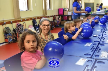 Entrega de presentes aos alunos marca aniversário do Colégio