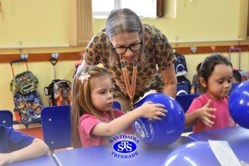 Entrega de presentes aos alunos marca aniversário do Colégio