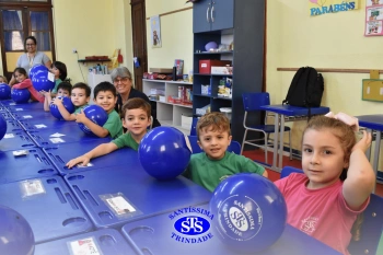 Entrega de presentes aos alunos marca aniversário do Colégio