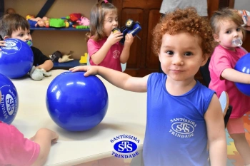 Entrega de presentes aos alunos marca aniversário do Colégio