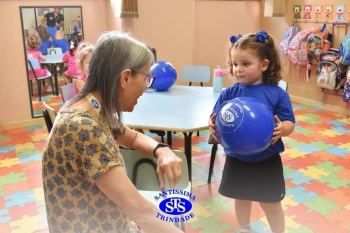Entrega de presentes aos alunos marca aniversário do Colégio