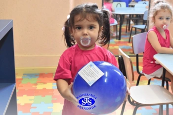 Entrega de presentes aos alunos marca aniversário do Colégio