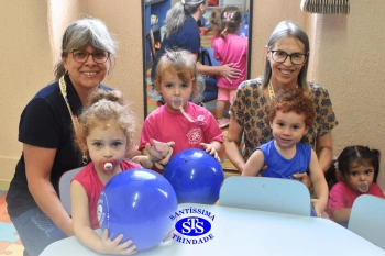 Entrega de presentes aos alunos marca aniversário do Colégio