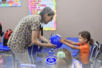 Entrega de presentes aos alunos marca aniversário do Colégio