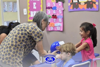Entrega de presentes aos alunos marca aniversário do Colégio