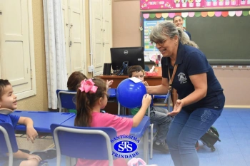Entrega de presentes aos alunos marca aniversário do Colégio