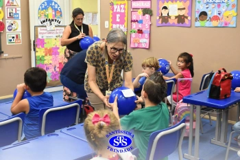 Entrega de presentes aos alunos marca aniversário do Colégio