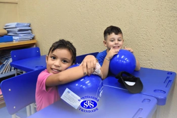 Entrega de presentes aos alunos marca aniversário do Colégio