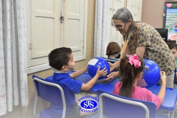 Entrega de presentes aos alunos marca aniversário do Colégio