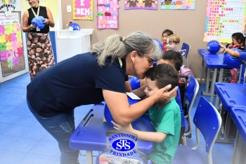 Entrega de presentes aos alunos marca aniversário do Colégio