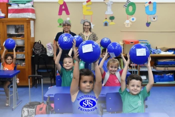Entrega de presentes aos alunos marca aniversário do Colégio